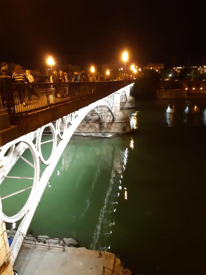 Acogedor Apartamento En Pleno Corazon De Triana Siviglia Esterno foto